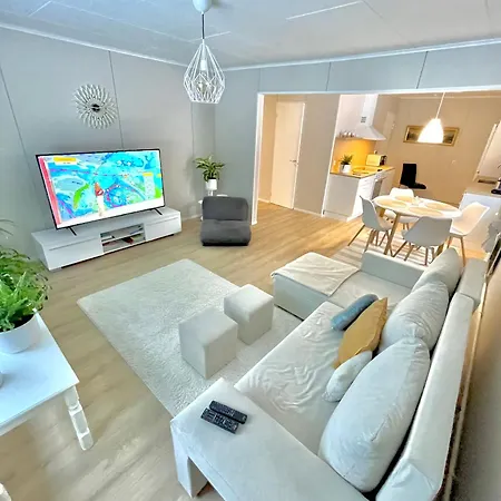 Pieni Omakotitalo Joen Rannalla