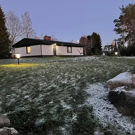 Pieni Omakotitalo Joen Rannalla Rautio