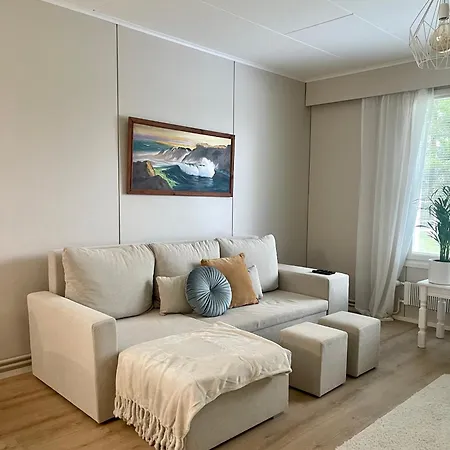 Pieni Omakotitalo Joen Rannalla *