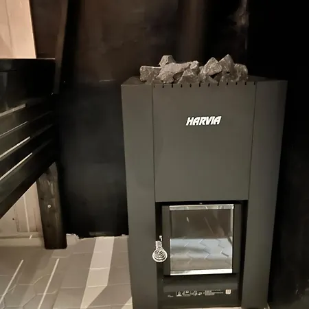 Pieni Omakotitalo Joen Rannalla *