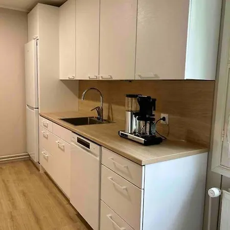 Pieni Omakotitalo Joen Rannalla *