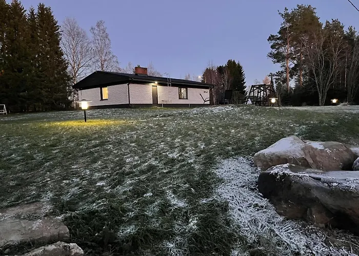 Pieni Omakotitalo Joen Rannalla Rautio